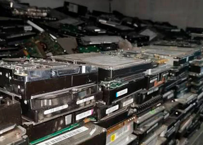 Sucata de HDs e equipamentos de armazenamento